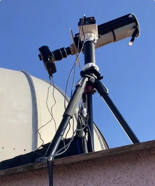 Links sieht man die Kamera, die die Sonnenfinsternis filmt. Von hier kommen die Bilder via Internet auf den Bildschirm. | Foto: Stockmann