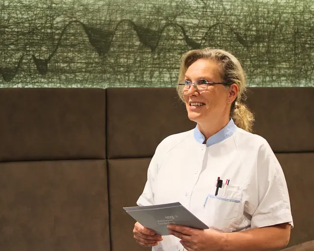 Pflegeexpertin Romana Haidinger gibt praxisnahe Einblicke, wie man etwa erste Demenz-Anzeichen erkennt. | Foto: OÖG