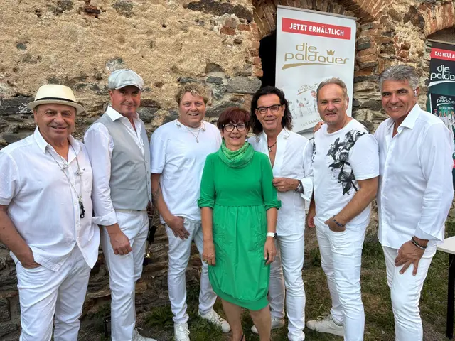 Die Paldauer mit Vizebürgermeisterin Paula Uitz auf Burg Gars: Gemeinsam freuten sie sich über einen gelungenen und stimmungsvollen Konzertabend. | Foto: Manuela Danzinger