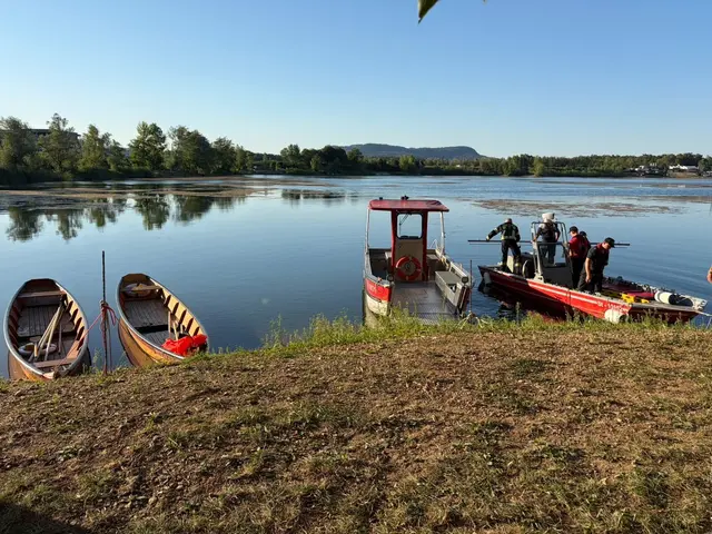 MIt Tauchbooten und Zillen wird in Tillmitsch nach einer vermissten Person gesucht.  | Foto: FF Tillmitsch