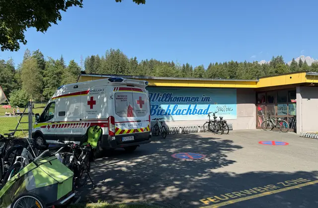 Ein 77-jähriger Mann wurde reglos im Wasser aufgefunden und musste reanimiert werden. Trotz zunächst erfolgreicher Wiederbelebungsmaßnahmen verstarb der Mann später im Krankenhaus St. Johann. | Foto: zoom.tirol
