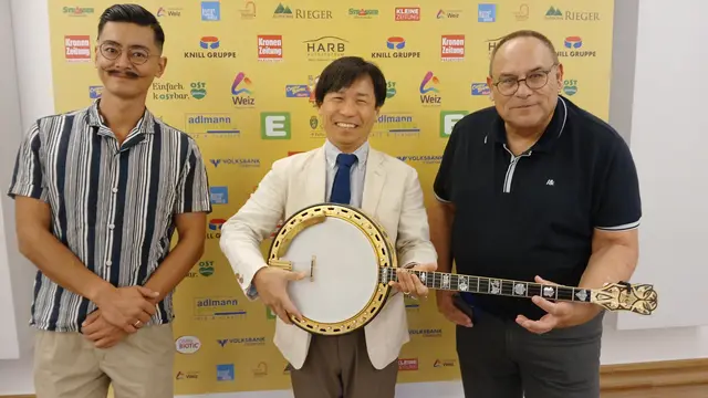 Der schnellste Banjospieler der Welt, Ken Aoki (m.) mit Veranstalter Johannes Hödl (r.) und Nobuo Watanabe. | Foto: Josef Hofmüller