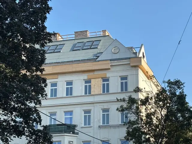 Das Gerüst ist weg, die Arbeiten sind aber nicht beendet. Wie steht es um das "Problemhaus" Paltramhof? | Foto: Antonio Šećerović/MeinBezirk
