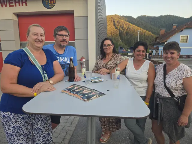 Sandra und Herbert Bogner, Waltraud Haas, Inge Umgeher und Renate Gruber genossen den lauen Sommerabend beim Sommerkino. | Foto: Julia Steyrer