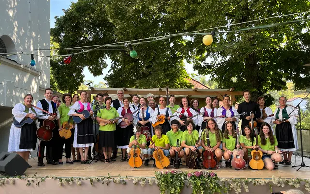 Die Musikerinnen und Musiker der Graničari mit ihrem Nachwuchs