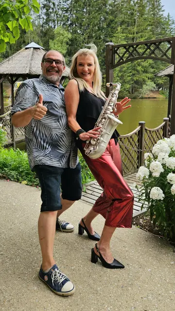 Maria Kofler und Natterer See-Chef Georg Giner, der sich angesichts von "sax 'n' more" als Entertainer präsentierte. | Foto: Maria Kofler