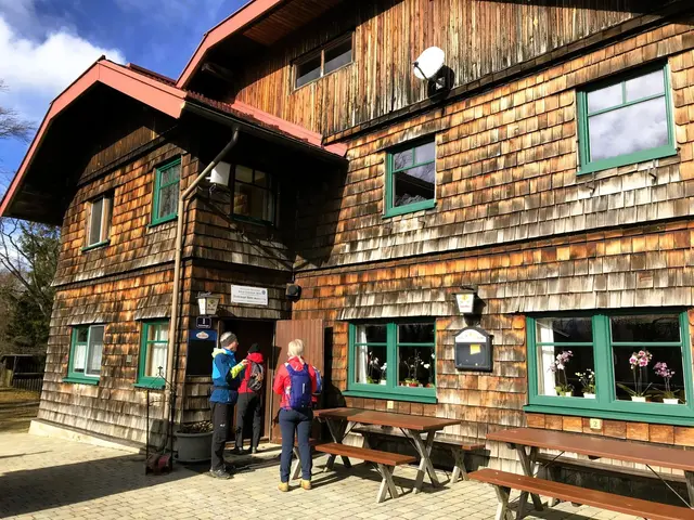In der warmen Stube der Kaiserkogelhütte stärkten sich die Naturfreunde Traisen bevor es an den Abstieg ging. | Foto: Naturfreunde Traisen