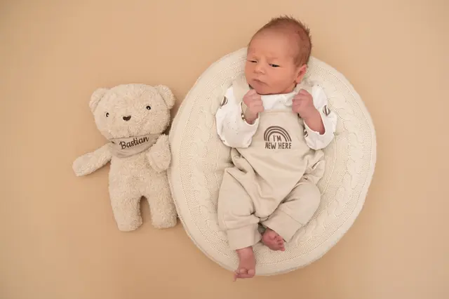 Name: Bastian
Geburtsdatum: 01.07.2026
Gewicht: 3.380 g
Größe: 51 cm
Eltern: Janine und Christoph Thier aus Riegersburg | Foto: Babysmile