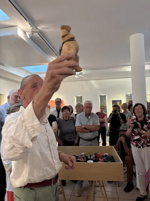 Mehr als eine klassische Betrachtung eines Brettschuh-Werks. Bei den Führungen mit dem Künstler erhielt das Publikum einen direkten und persönlichen Zugang zu seiner Kunst.
 | Foto: MeinBezirk/W. Fischer