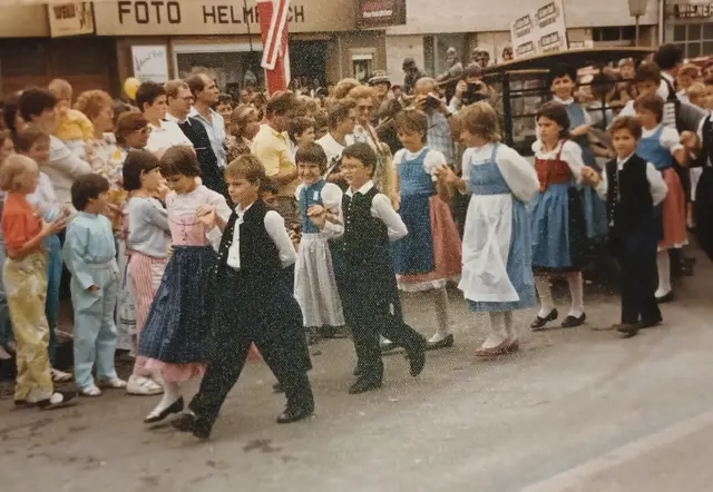 1986: Rund 20 Mädchen und Burschen im Volksschulalter begeisterten mit ihrer Darbietung das Publikum.  | Foto: Kindervolkstanzgruppe Neusiedl am See