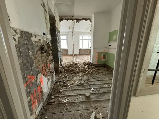"Das Haus und seine Wohnungen wird kernsaniert", informierte der Eigentümer Ende 2025 MeinBezirk. Nun stehen die Arbeiten still. | Foto: zVg