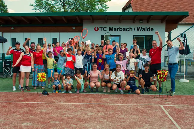 KIDS AKTIV-Campabschluss in Rottenbach: UTC-Obmann Werner Siegl und Stadtrat Paul Robl (r.) mit den Übungsleitern Mario Huber, Karin Kreuzer, Thomas Frühwirth und Martina Winter (l.) und mit den an KIDS AKTIV teilnehmenden Kindern und Eltern. | Foto: Stadtgemeinde Zwettl