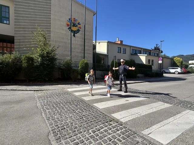 Schulanfängern Matheo Dushko und Benjamin Hamzic üben mit Polizist Jürgen Paukowitsch das richtige überqueren am Zebrastreifen. | Foto: Martina Schweller