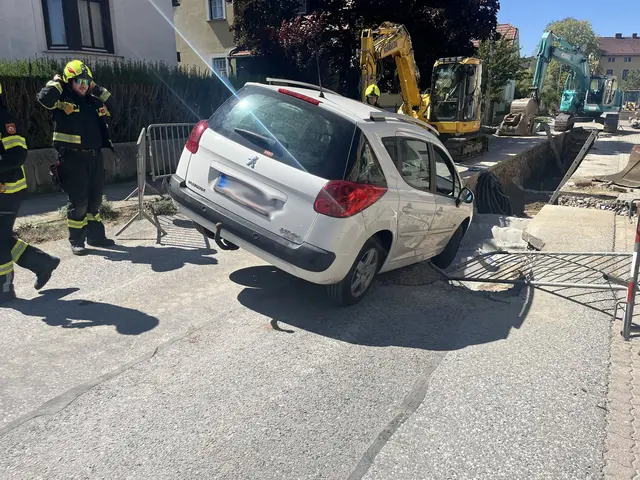 Der PKW überfuhr die aufgestellten Absperrgitter und stürzte in die offene Baustellen-Künette. | Foto: FF Waidhofen/Thaya