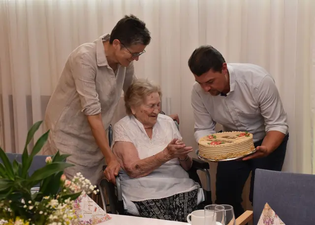 Die Geburtstagstorte wurde von Roswitha Astner und Rainer Hirschmann an Franziska Hirschkron überreicht. | Foto: PBZ Waidhofen/Thaya