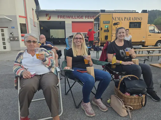 Johanna Bichler, Simone Haiderer und Karin Bauer-Rankl machten es sich im Campingsessel gemütlich. | Foto: Julia Steyrer