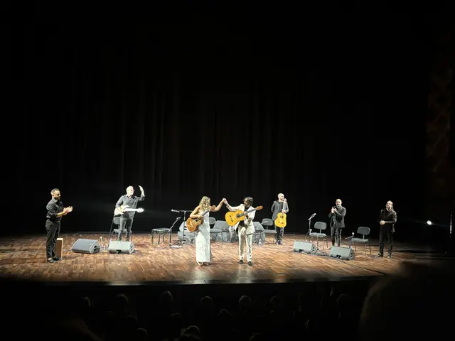 Applaus und Standing Ovations: Das Daniel Casares Flamenco Sextett begeisterte beim Eröffnungskonzert des Internationalen Gitarrenfestivals im Festspielhaus in Erl. 
Im Bild (v.l.): Miguel Ortíz (Percussion), José Manuel Posada „Popo“ (E-Bass), Julia Malisching (begleitete das Sextett in einem Lied), Daniel Casares (Gitarre), Julián Bedmar (Gitarre), Manuel Peralta (Gesang) und Manuel Montes (Tanz) | Foto: Martina Obertimpfler 