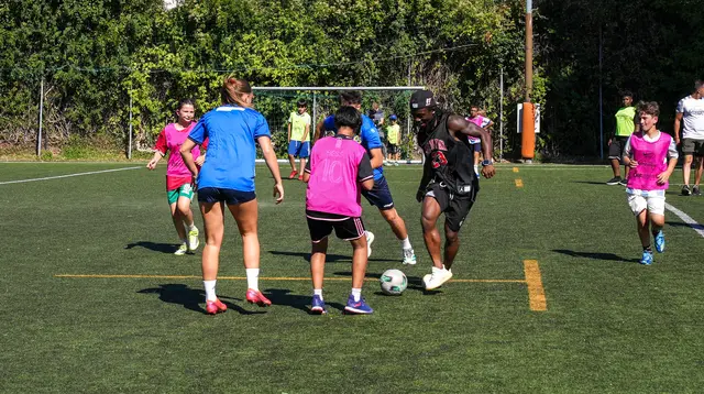 MeinBezirk besuchte zuletzt ein Training der Kids mit Migrationshintergrund, bei dem auch Spieler der Austria, First Vienna und des Sport-Clubs mitkicken durften.
 | Foto: Andreas Pölzl/MeinBezirk