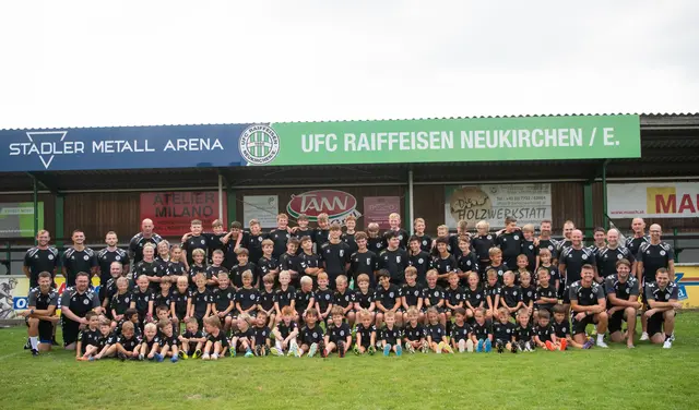 Die 81 Nachwuchskicker mit ihren Trainern. | Foto: UFC Neukirchen