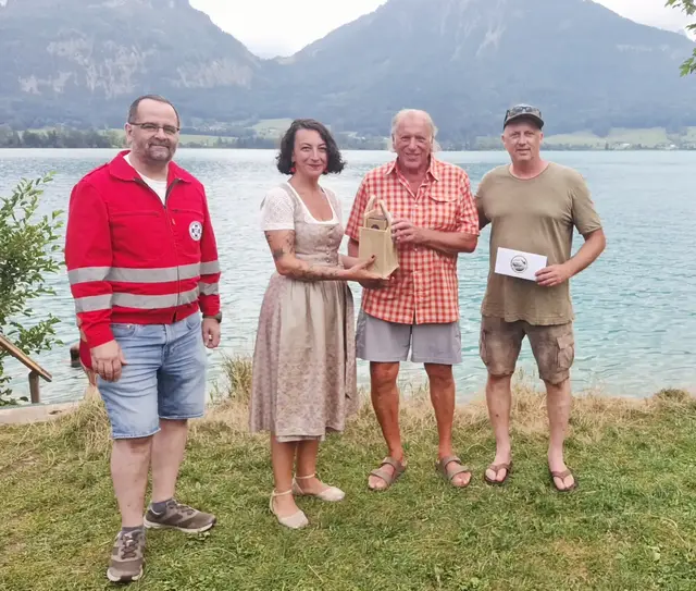 Andreas Schwaiger, Ortsstellenleiter der Österreichischen Wasserrettung Strobl und St. Wolfgang, Destinationsmanagerin Seda Röder, Lebensretter Bernd Matthieß und Campingplatz-Betreiber Johannes Peter. | Foto: Salzkammergut Tourismus Marketing GmbH