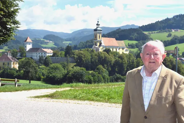 Als Seelsorger und Baumeister prägt Monsignore Karl Michael Wögerer Waldhausen schon 50 Jahre.  | Foto: Robert Zinterhof