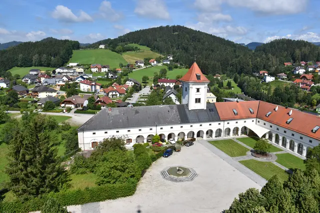 Als Seelsorger und Baumeister prägt Monsignore Karl Michael Wögerer Waldhausen schon 50 Jahre.  | Foto: Robert Zinterhof