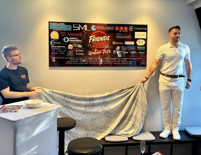 Zwei Männer mit Decke und Tafel