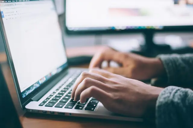 Über Internetplattform: Frau soll fremdes Grundstück zum Verkauf angeboten haben. (Symbolbild)  | Foto: Unsplash/ Symbolbild