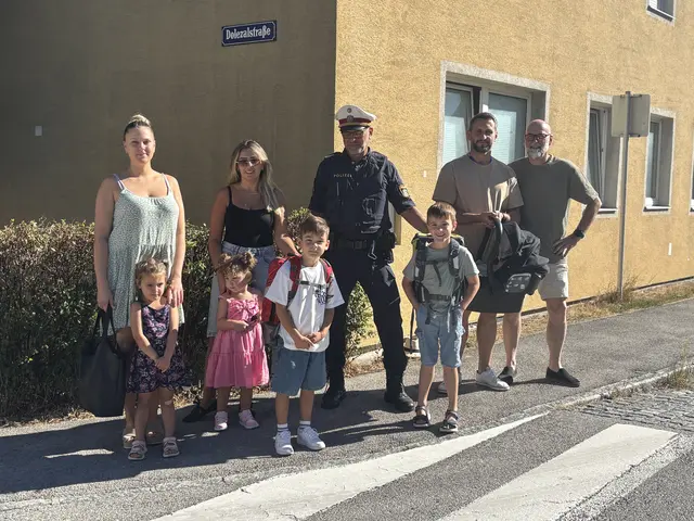 Die Schulanfänger Matheo Dushko und Benjamin Hamzic waren mit ihren Familien und Polizist Jürgen Paukowitsch und Alfred Streicher unterwegs, um den Schulweg gemeinsam zu üben. | Foto: Martina Schweller