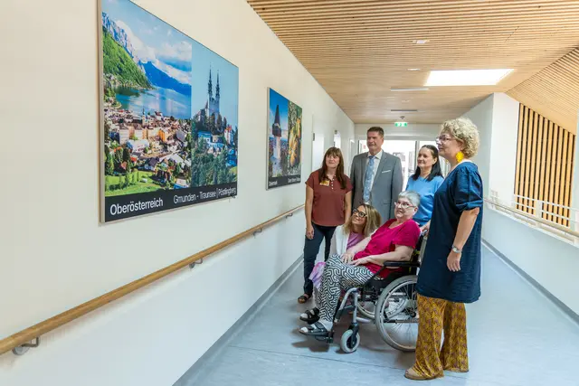 Landesrätin Christiane Teschl-Hofmeister mit Bewohnerin Edeltraud Themel, der stv. 
Pflegedirektorin Suzana Saric und Kaufmännischem Direktor Christian Seidl, MBA vom PBZ
Korneuburg, der Geschäftsführerin Gesundheit Weinviertel GmbH, Mag. Katja Steininger, BSc 
und Managerin Ehrenamt und Alltagsbegleitung, Julia Zeller (v.r.) vor der „Österreich-Rallye“. | Foto: PBZ Korneuburg/Rathfotografie