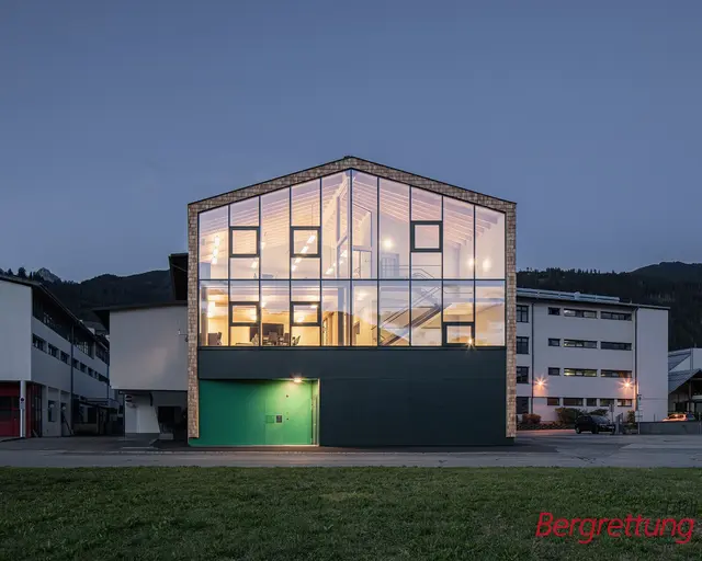 Das neue Bergrettungsgebäude, dass sich beim Schulzentrum befindet, konnte bezogen werden. | Foto: Bergrettung Axams