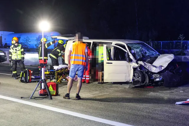 Eine Person wurde im Wagen eingeklemmt und musste von der Feuerwehr befreit werden. | Foto: laumat.at/Matthias Lauber