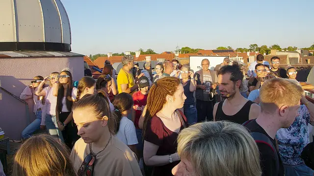 Das Dach der Sternwarte ist von über 100 Interessierten bevölkert.  | Foto: Sternwarte Traiskirchen