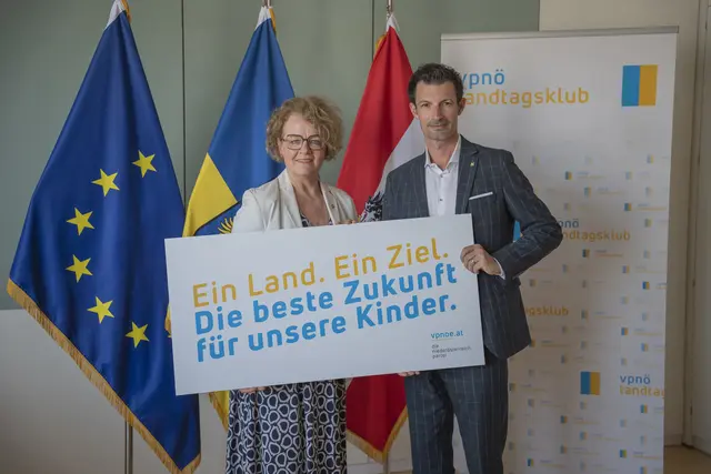 NÖ-Landesrätin Christiane Teschl-Hofmeister und Landtagsabgeordneter René Lobner freuen sich über die Unterstützung für Familien. 
 | Foto: bz-gsdf@vpnoe