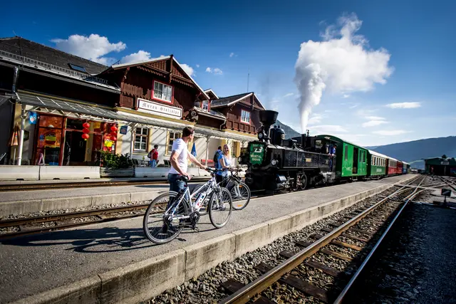 Die Dampflok der Murtalbahn zieht an.