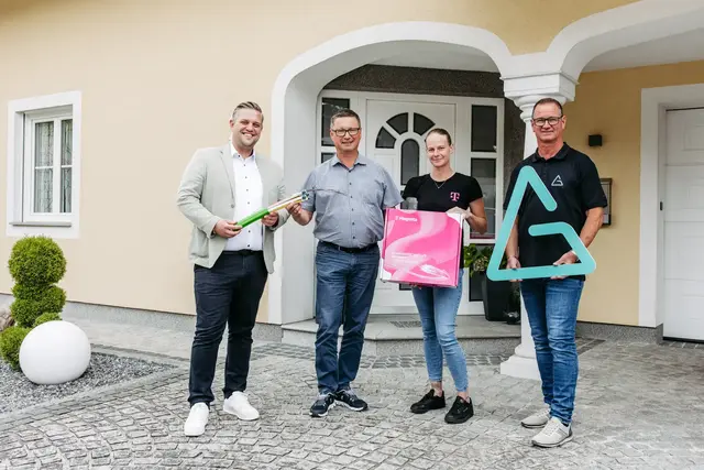 v.l.n.r.: Stadtrat Sebastian Wolfram, Hermann Mayer, Sara Egger (Magenta), Gerhard Huber (Alpen Glasfaser) | Foto: Alpen Glasfaser/Markus Hanetseder