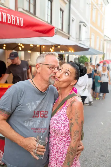 Ein Busserl vor dem Schluckerl sorgt für einen Hauch Romantik. | Foto: Markus Imann