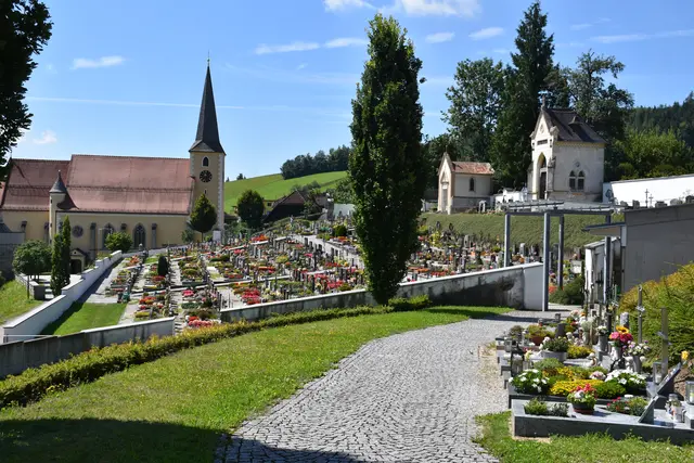 Als Seelsorger und Baumeister prägt Monsignore Karl Michael Wögerer Waldhausen schon 50 Jahre.  | Foto: Robert Zinterhof