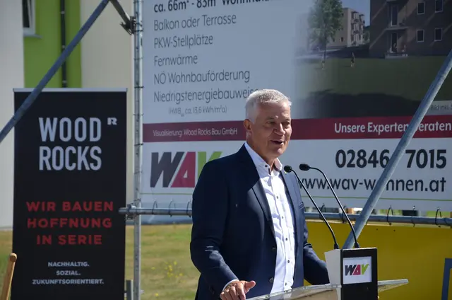Landesrat Anton Kasser wünschte für die Umsetzung des Projekts alles Gute und freut sich bereits auf die Eröffnung der neuen Wohnhausanlage. | Foto: WAV