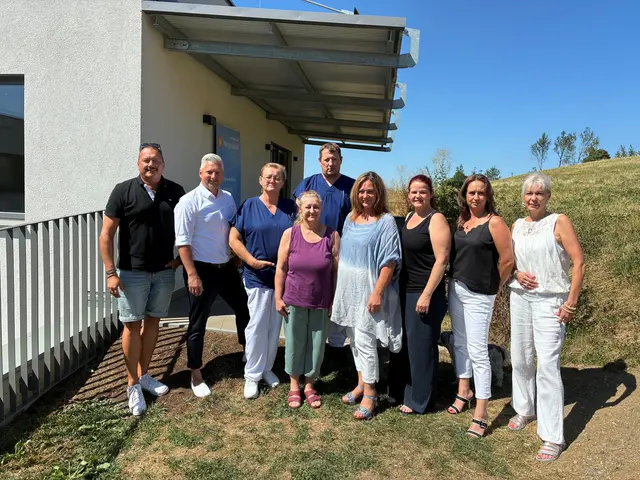 Erstmalige BR Wahl im Pflegewohnhaus Josefine in Redlschlag: ÖGB Sekretär Edmund „Jimmy“ Artner, ÖGB Landesvorsitzender Manuel Sulyok, Melitta Großbauer, Kerstin Bock, Marcel Wendl, Bettina Feigl, Doris Weber und die Zentralbetriebsrätinnen Irina Stütz und Birgit Grafl | Foto: ÖGB