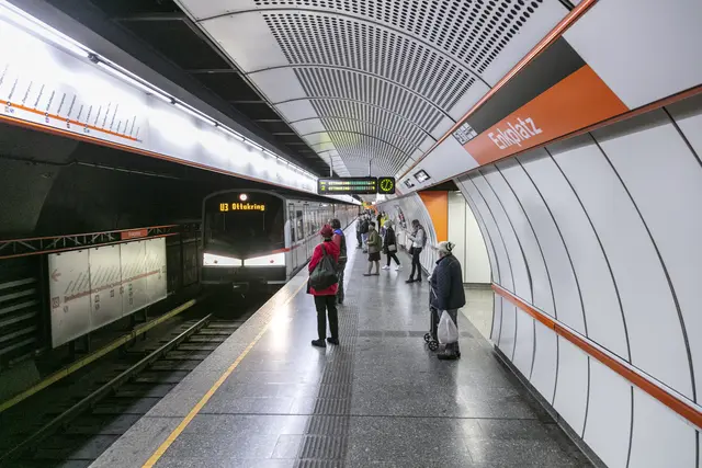 In der U-Bahn-Station Enkplatz in Simmering kam es am Mittwoch zu einem Streit zwischen drei Männern, bei dem Schüsse gefallen sein sollen. (Archiv) | Foto: Manfred Helmer