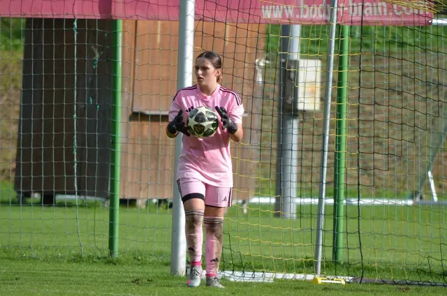 Die Frauenmannschaft von SV Arnoldstein und ATUS Nötsch zeigt am Platz vollen Einsatz. | Foto: SV Arnoldstein/ATUS Nötsch