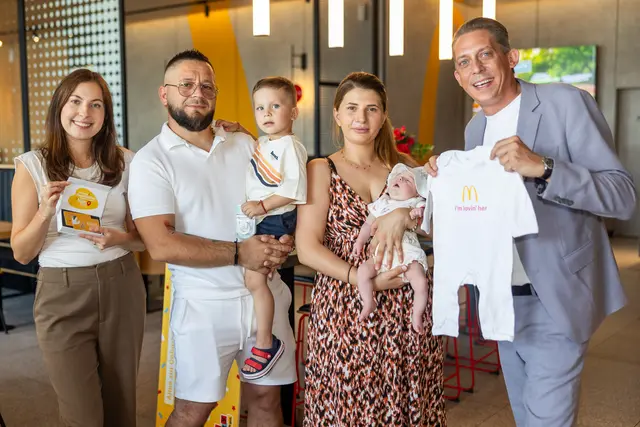Die Familie wurde von Franchisenehmer Harald Marschalek (r.) noch einmal in die Filiale eingeladen.  | Foto: McDonald’s Österreich