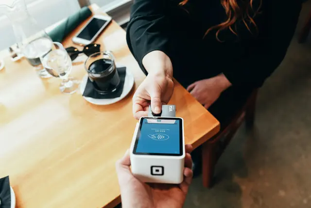 In einem Reddit-Beitrag schreiben einige Nutzerinnen und Nutzer, dass sie bei Kartenzahlung gar kein Trinkgeld geben. (Symbolfoto) | Foto: Blake Wisz / Unsplash