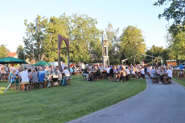 Die Parkanlage in der Kirchengasse lieferte zum italienischen Abend das bezaubernde Ambiente.  | Foto: Edith Ertl