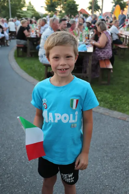 Matheo (7) kam im passenden Outfit und mit Flagge zum italienischen Abend. | Foto: Edith Ertl