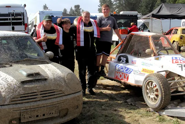 Franz Leiss und Wolfgang Zobl konnten sich beim Autocross in Langen feiern lassen. | Foto: Charly Winkler