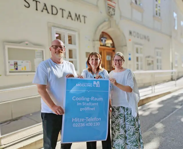 Bürgermeisterin Silvia Drechsler (mitte) mit Gesundheits-Stadtrat Stephan Schimanowa und Personal-Stadträtin Barbara Kreuzer vor dem Stadtamt. | Foto: Bernhard Garaus