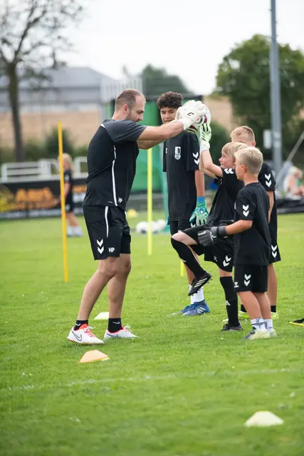 Trainer Hannes Priewasser beim Nachwuchs Tormanntraining. | Foto: UFC Neukirchen