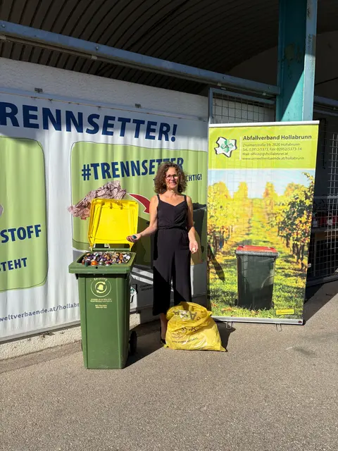 Neue Entsorgungsregelung für Kaffee- und Teekapseln: Ing. Angelika Büchler, MSc, Geschäftsführerin des Abfallverbandes Hollabrunn, zeigt im Wertstoffzentrum Hollabrunn die richtigen Entsorgungswege. Kaffee- und Teekapseln gelten nun als Verpackungen. Alukapseln können weiterhin getrennt im WSZ abgegeben werden, Kunststoffkapseln dürfen über den Gelben Sack beziehungsweise die Gelbe Tonne entsorgt werden.